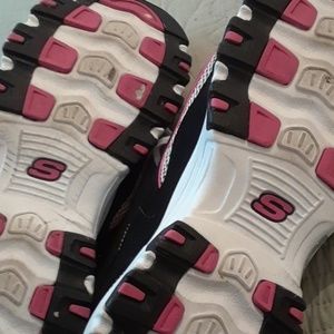 Skechers Shoes - Lightly used size 9 1/2 memory foam Skechers Skechers Shoes - Lightly used size 9 1/2 memory foam Skechers